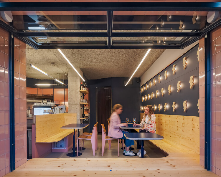 Ресторан LaMalDita / LoCa Studio - Фотография интерьера, стол, стул, балка