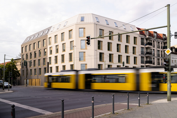 За углом - Студенческий жилой дом в Берлине Oberschöneweide / Sehw Architektur - Фотография экстерьера, окна, забор