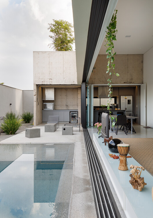 Дом N16 / gruta.arquitetos - Фотография интерьера, кухня, стол, столешница, стул