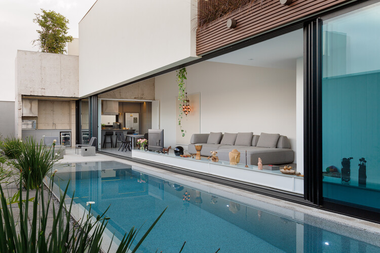 Дом N16 / gruta.arquitetos - Фотография интерьера, кухня, стул, окна