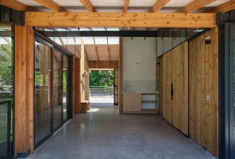 Дом Калера де Танго / Abarca Palma Arquitectos - Фотография интерьера, дверь, балка