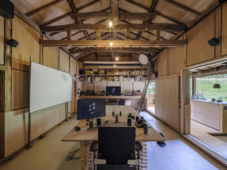 Arai Mise Studio / kurosawa kawara-ten - Фотография интерьера, кухня, стол, балка, стул