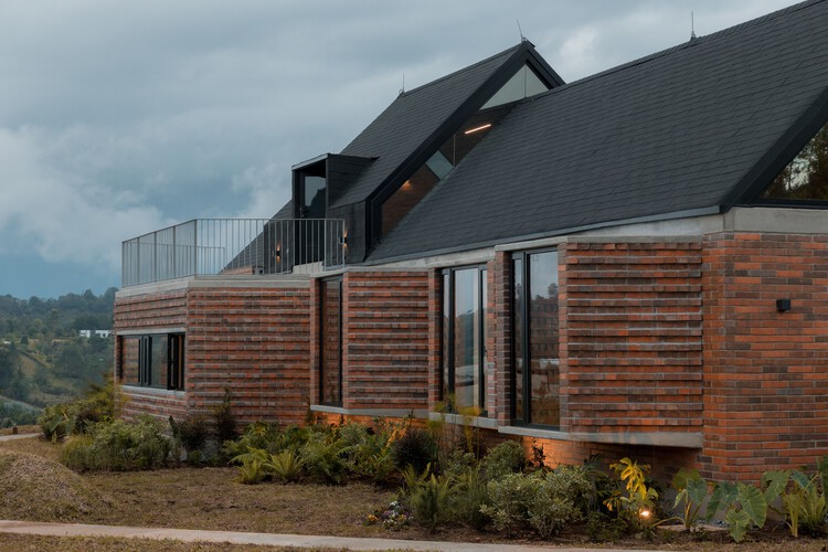 Дом Морропланчо / Capa Arquitectura - Фотография Экстерьера, Окна, Кирпич, Фасад