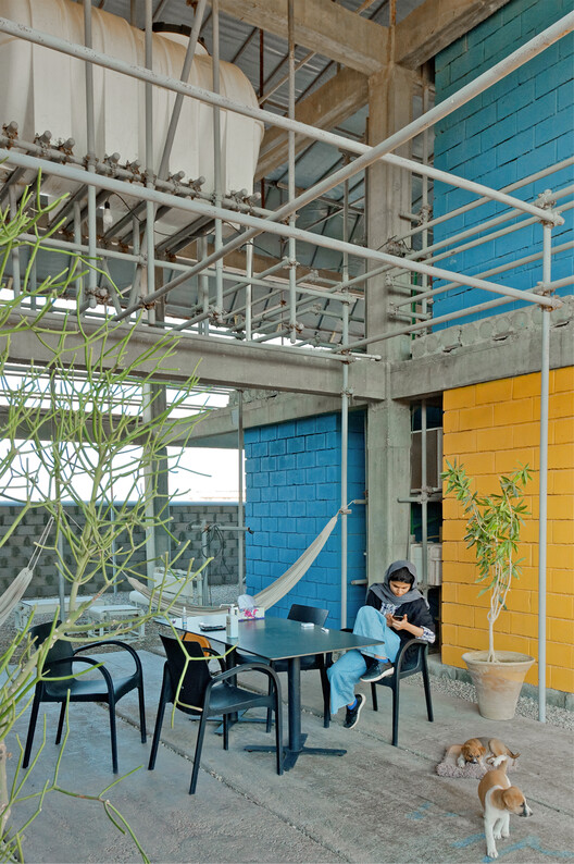 Бестиповый строительный центр для умелых рук / ZAV Architects - Фотография интерьера, стул, стол, патио