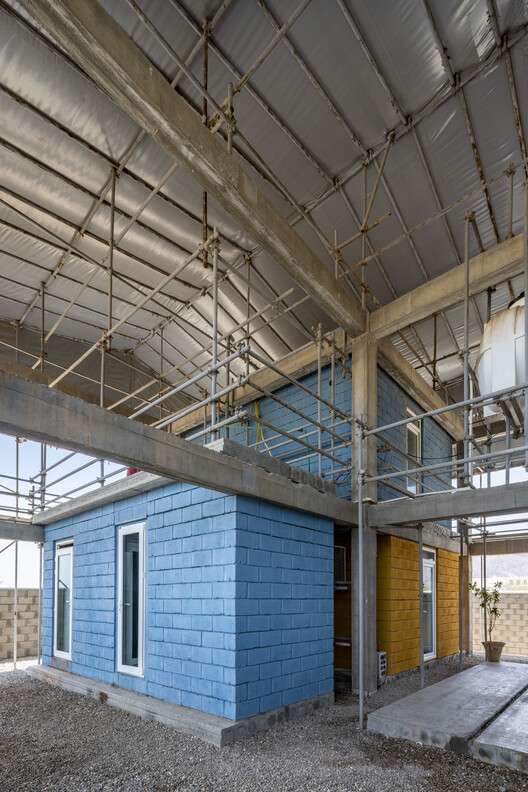 Бестиповый строительный центр для умелых рук / ZAV Architects - Фотография интерьера, балка
