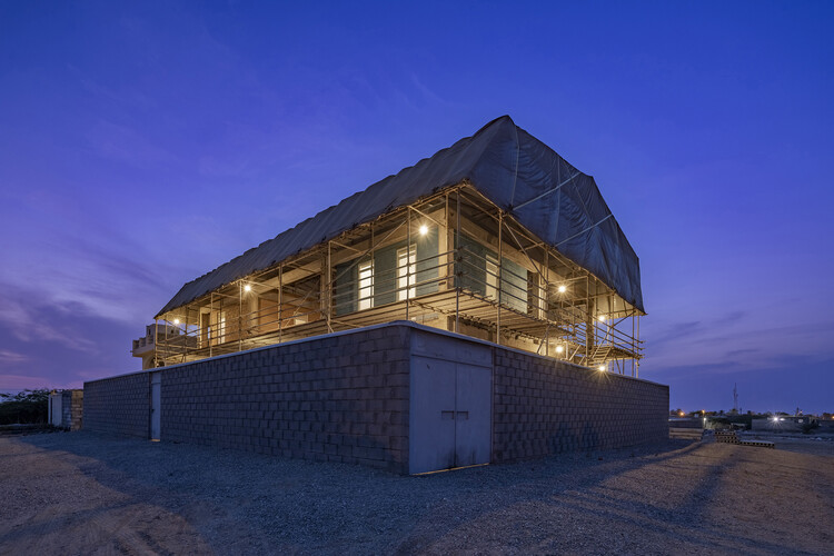 Бестиповый строительный центр для умелых рук / ZAV Architects - Фотография экстерьера, окна