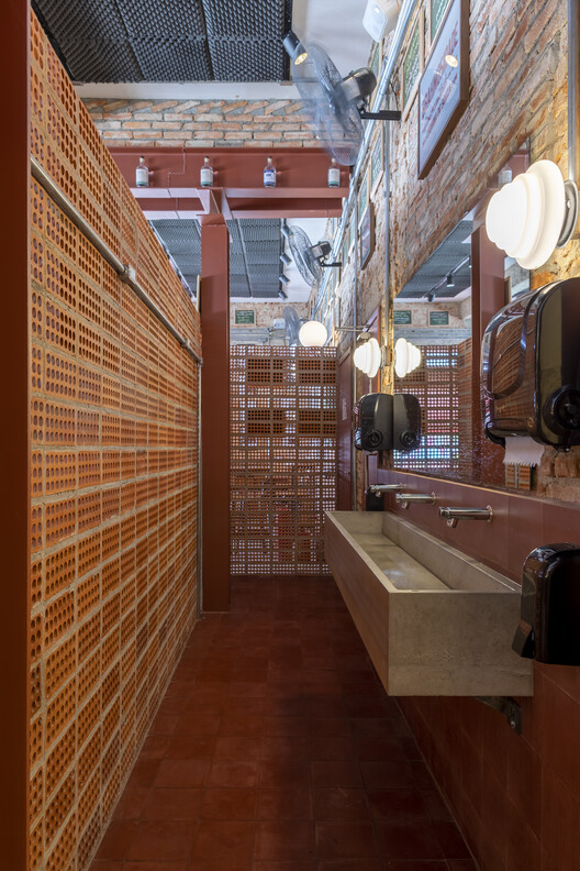 Bar Esquina do Souza / MARCOZERO Estudio - Фотография интерьера, Ванная, Раковина, Столешница, Кирпич, Балка