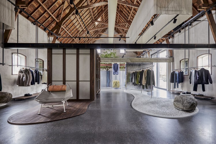 Магазин Calico Club / Barde + vanVoltt - Фотография интерьера, стол, окна, балка