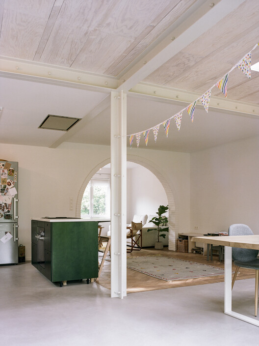 VNBC House / Bauclub - Фотография интерьера, стол, балка