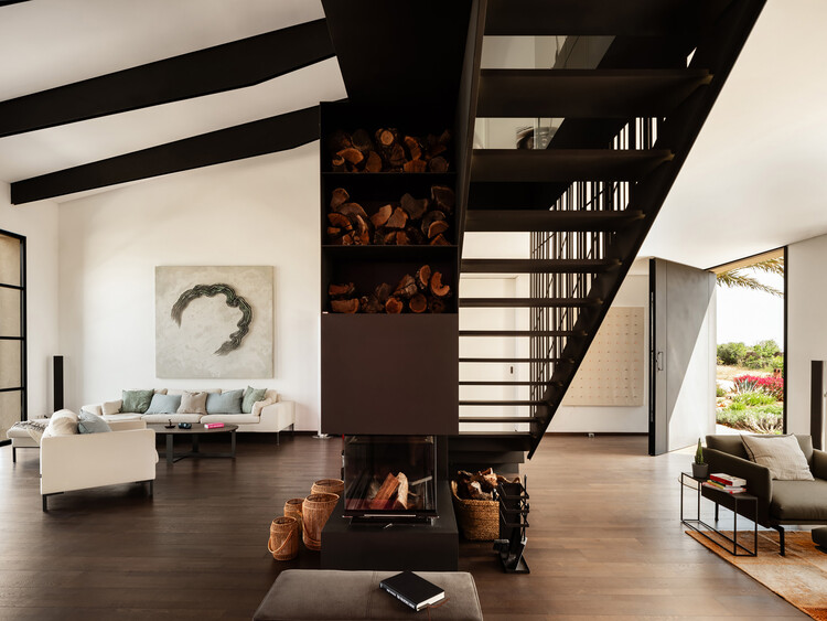 Дом 1710 / jle arquitectos - Фотография интерьера, гостиная, диван, балка