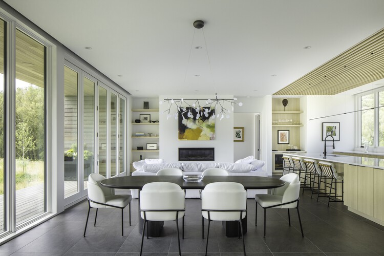 Snowmass Creek Residence / Studio B Архитектура + Интерьеры - Фотография интерьера, Столовая, Стол, Стул, Окна