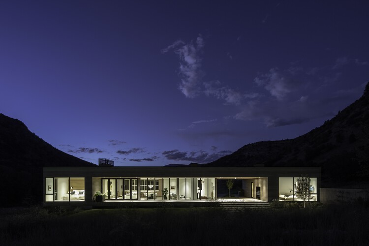 Резиденция Snowmass Creek / Студия B Архитектура + интерьеры — фотография экстерьера, окна