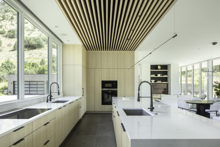 Snowmass Creek Residence / Studio B Архитектура + Интерьеры - Фотография интерьера, кухня, раковина, столешница, окна, балка