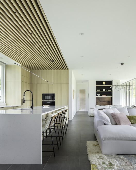 Snowmass Creek Residence / Studio B Архитектура + Интерьеры - Фотография интерьера, кухня, стол, окна, столешница, стул, балка