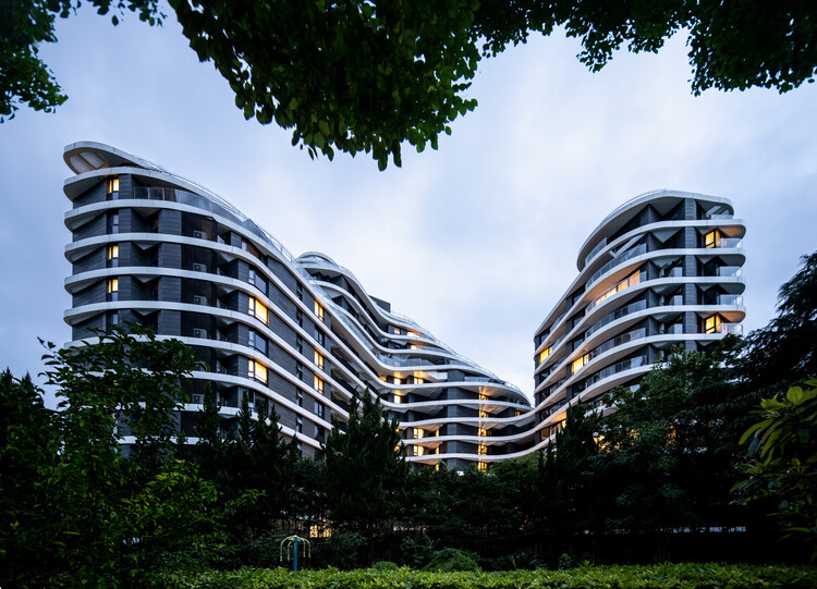 K. Wah Riverside E18 Residence / EID Arch + Shanghai Tianhua Architectural Design + Aedas - Фотография экстерьера, фасад, городской пейзаж, окна