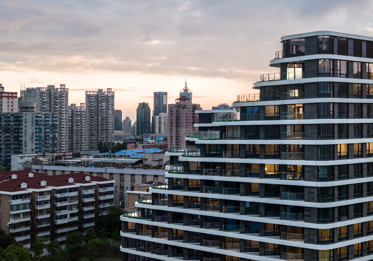 K. Wah Riverside E18 Residence / EID Arch + Shanghai Tianhua Architectural Design + Aedas - Фотография экстерьера, окон, городского пейзажа, фасада