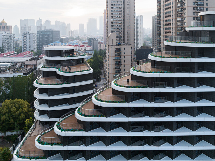 K. Wah Riverside E18 Residence / EID Arch + Shanghai Tianhua Architectural Design + Aedas - Экстерьерная фотография, лестница, городской пейзаж, окна