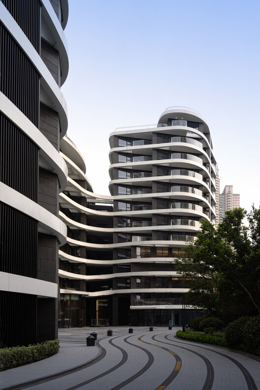 K. Wah Riverside E18 Residence / EID Arch + Shanghai Tianhua Architectural Design + Aedas - Фотография экстерьера, городской пейзаж, фасад, окна