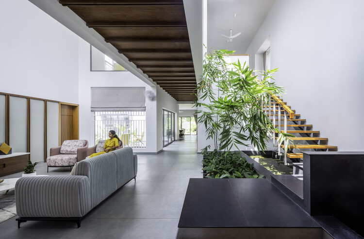 Red Wall Residence / Студия архитекторов i2a - Фотография интерьера, гостиная, стул