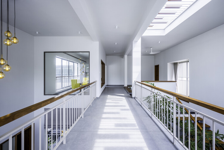 Red Wall Residence / Студия архитекторов i2a - Фотография интерьера, окна, освещение, лестница, перила, стул, балкон