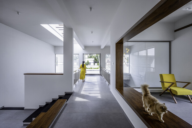 Red Wall Residence / Архитектурная студия i2a - Фотография интерьера, стол, стул
