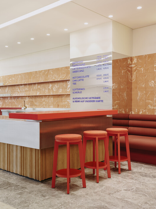 KaDeWe Café Berlin / Ester Bruzkus Architekten - Фотография интерьера, стол