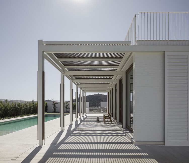 AC House / Marina Uno Arquitectos - Экстерьерная фотография, забор, фасад, окна, колонна