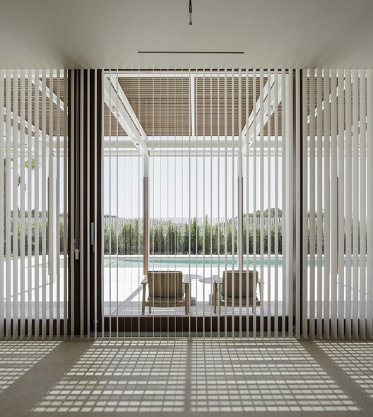 AC House / Marina Uno Arquitectos - Фотография интерьера, окна, дверь, забор, стул