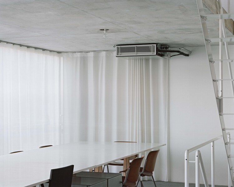 LARL Building / PHD Architects — Фотография интерьера, стол, стул