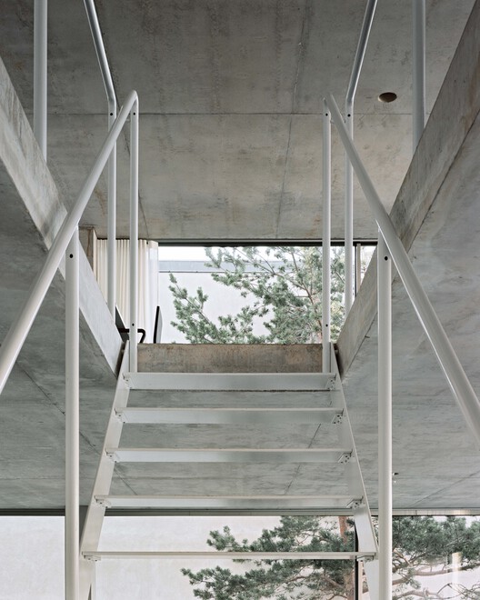 LARL Building / PHD Architectes — Фотография интерьера, лестницы, балки, перила