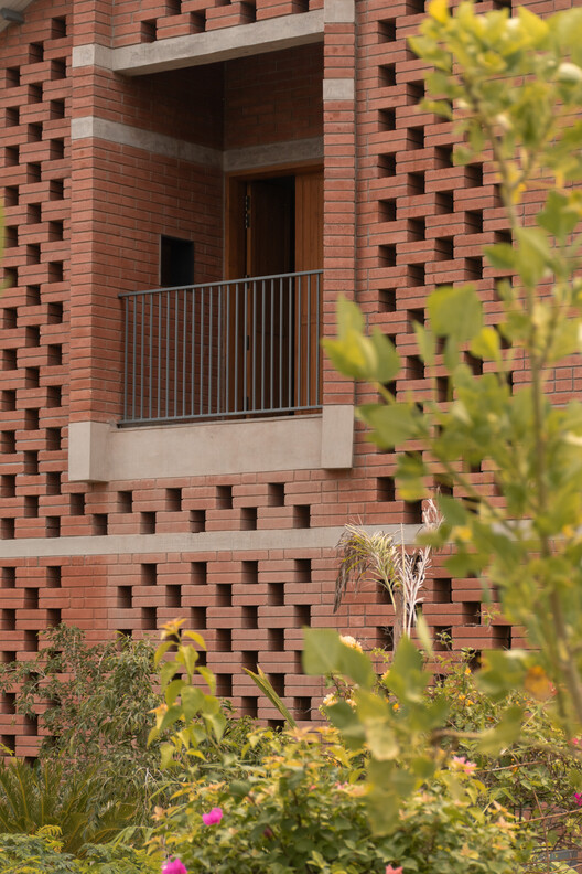 Фермерский дом Джалманжар / Соедините руки - BioArchitects - Фотография интерьера, окна, кирпич, фасад, сад