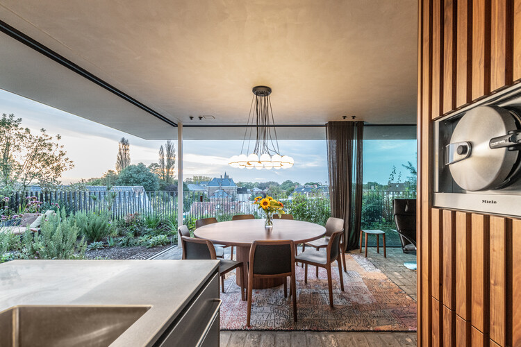 Penthouse T / Objekt Architecten - Фотография интерьера, стол, освещение, стул, окна