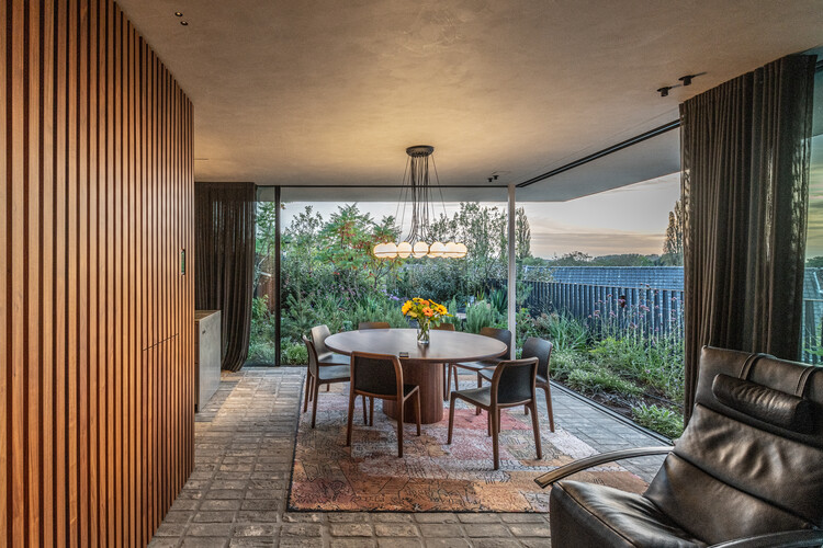 Penthouse T / Objekt Architecten - Фотография интерьера, Столовая, Стол, Стул, Окна