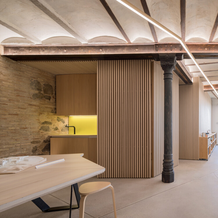 Архитектурная студия / Vértice Arquitectura - Фотография интерьера, стол, балка