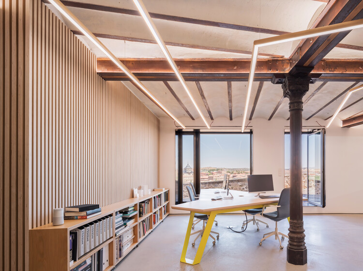 Архитектурная студия / Vértice Arquitectura - Фотография интерьера, Столовая, Стол, Окна, Балка