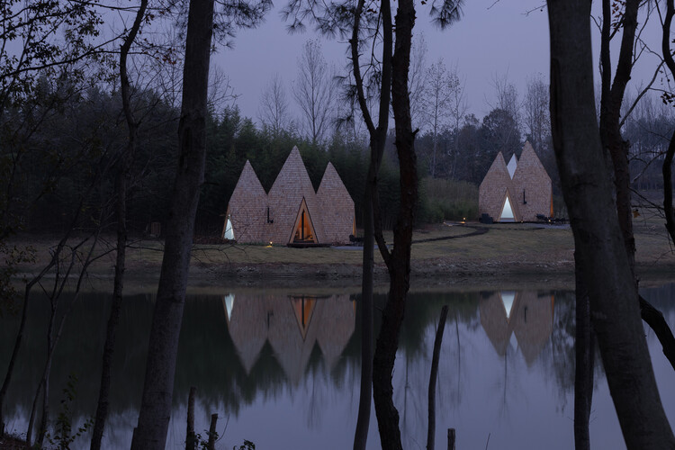 Ароматное озеро•Wiki World Natural Camp / Wiki World - Фотография экстерьера, окна, набережная, лес