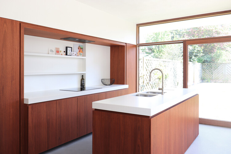 House SC / Wim Heylen Architect — Фотография интерьера, кухня, столешница, раковина, окна