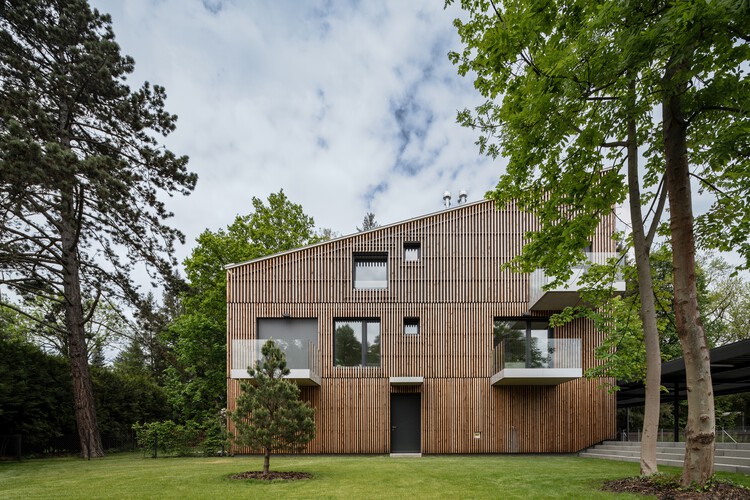 Kamenice Villas / NEW HOW Architects - Экстерьерная фотография, окна, фасад