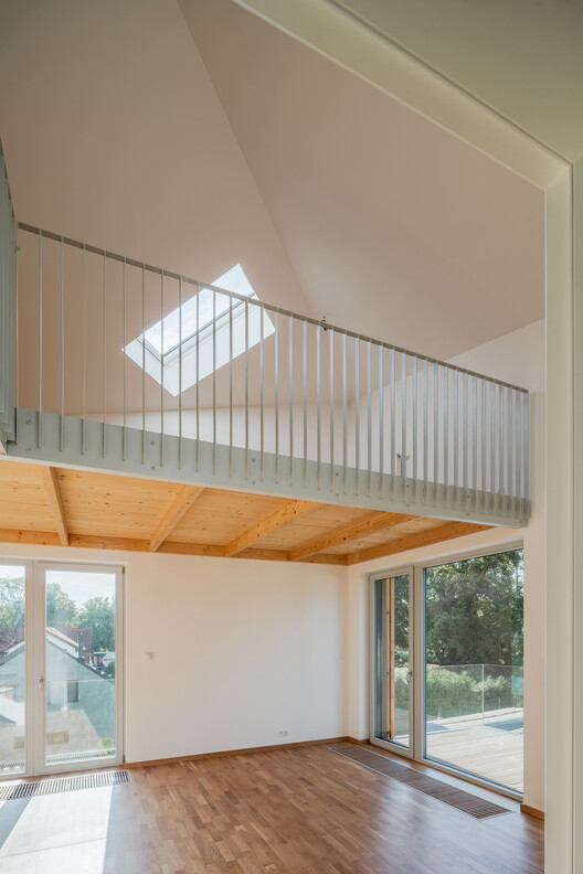 Kamenice Villas / NEW HOW Architects - Фотография интерьера, окна, фасад, балка