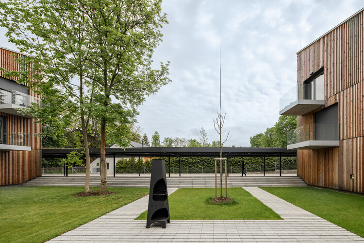 Kamenice Villas / NEW HOW Architects - Экстерьерная фотография, окна, сад, двор