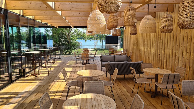 MFA Lakeside Building Brielle / 2by4-architects - Фотография интерьера, гостиная, стул, стол