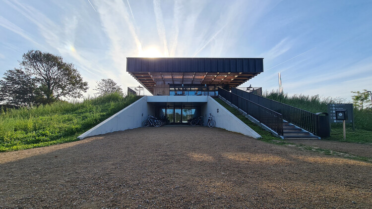 МИД Лейксайд Билдинг Бриэль / 2by4-architects - Фотография экстерьера, лестница
