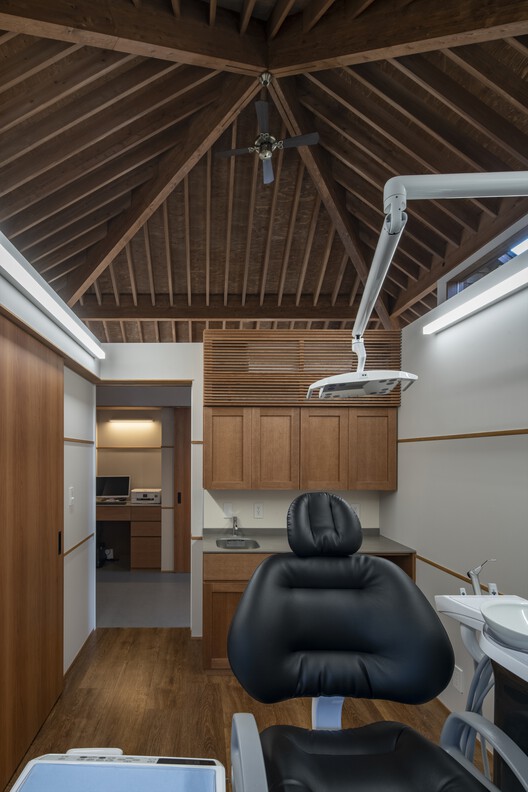 Стоматологическая клиника Нода / TSC Architects — Фотография интерьера, балка