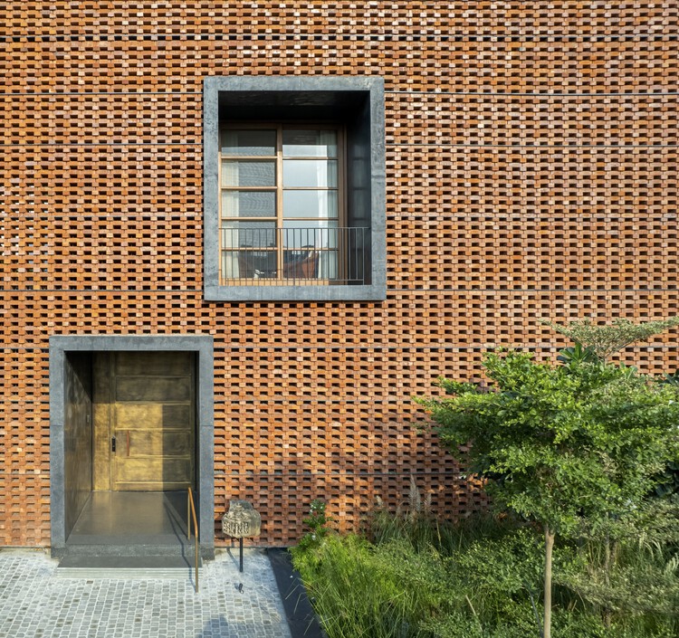 Ishtika House / SPASM Design Architects - Фасадная фотография, Окна, Кирпич, Фасад