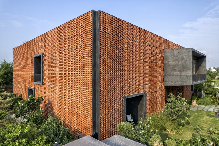 Ishtika House / SPASM Design Architects - Фасадная фотография, Кирпич, Окна