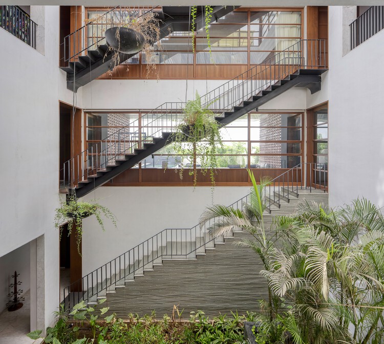 Ishtika House / SPASM Design Architects - Экстерьерная фотография, окна, фасад, перила