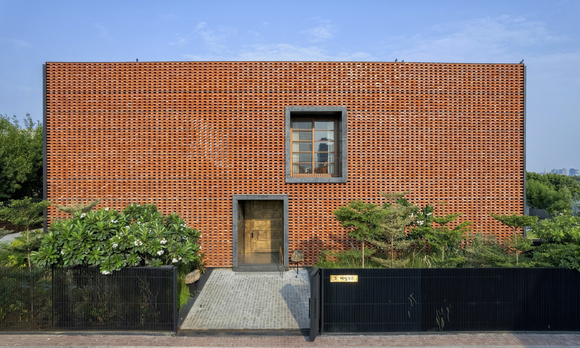 Иштика Хаус / SPASM Design Architects