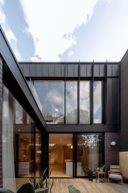 Light Box House / NatureHumaine - Экстерьерная фотография, Окна, Фасад, Стекло, Стул