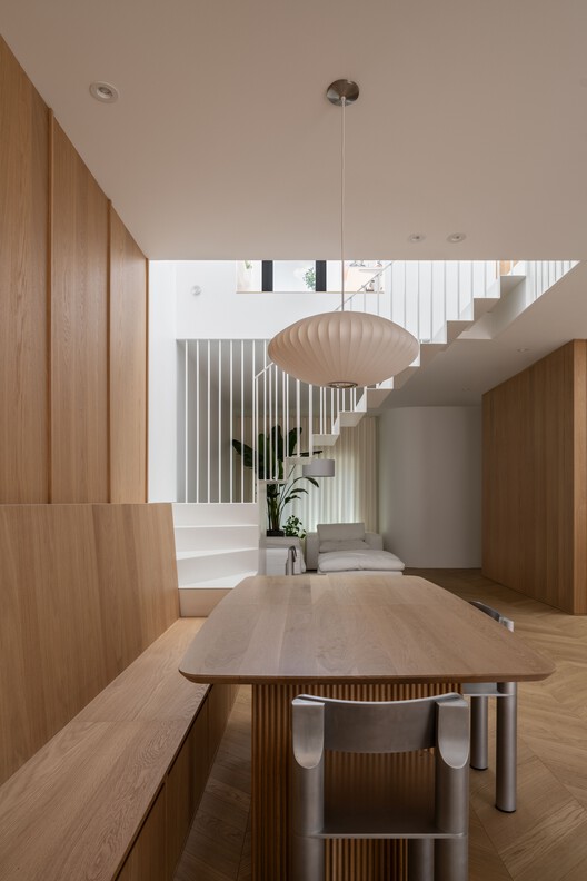 Light Box House / NatureHumaine - Фотография интерьера, Столовая, Стол