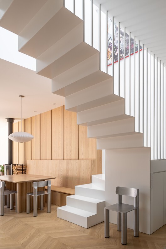 Light Box House / NatureHumaine - Фотография интерьера, лестница, дерево, перила